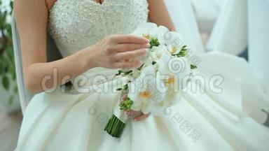 美丽的新娘捧着白色的婚礼花束。 新娘饰品。 婚姻<strong>详情</strong>
